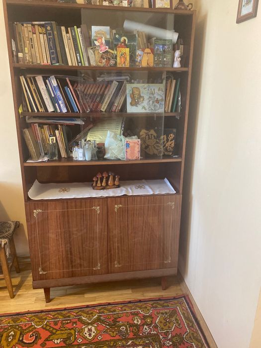 Книжна шафа. Сервант.  Вітрина.