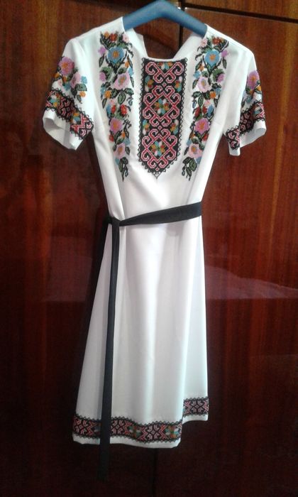 Продам плаття вишите бісером