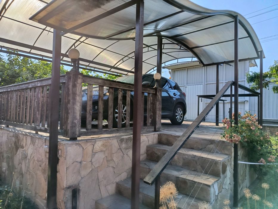 Продается дом в с. Новотроицкое на берегу природного водоёма