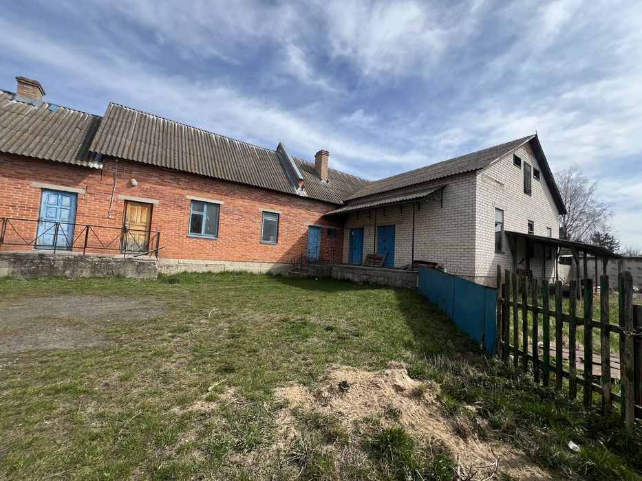 Продається комплекс приміщень в селі Бугрин