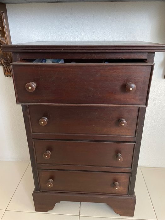 Móvel madeira castanho vertical com gavetas