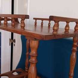 Carrinho de chá/bar antigo em madeira nobre com rodas e pega *