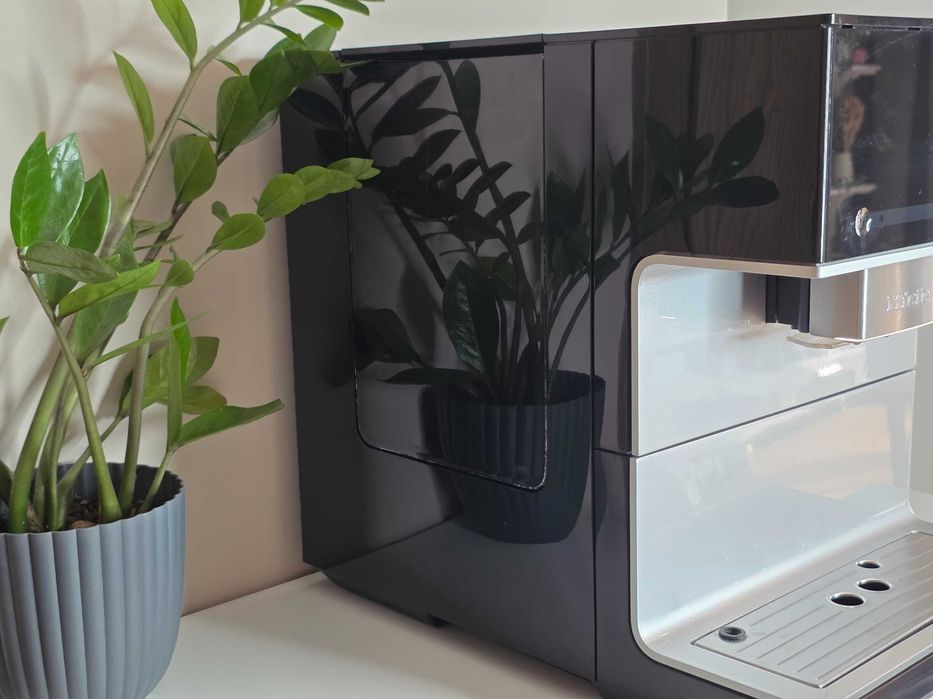 Ekspres Miele CM 7300 czarny, OneTouch, auto.wys.wylewki, dotykowy wyś