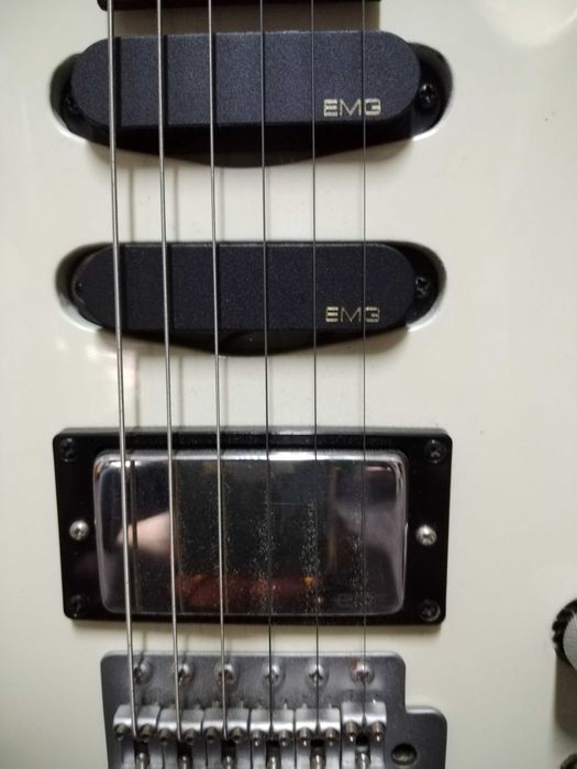 Combo, guitarra amplificador e pedaleira.