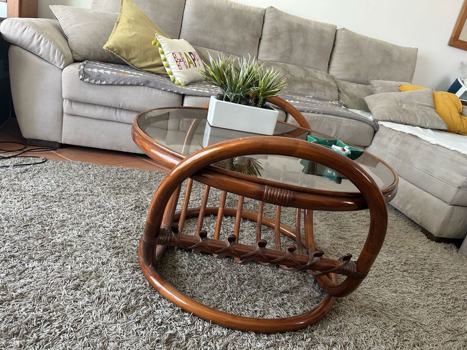 Mesa de centro em bambu com tampo em vidro em bom estado