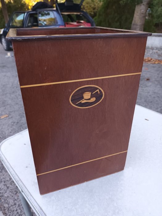 Papeleira em madeira com embutidos