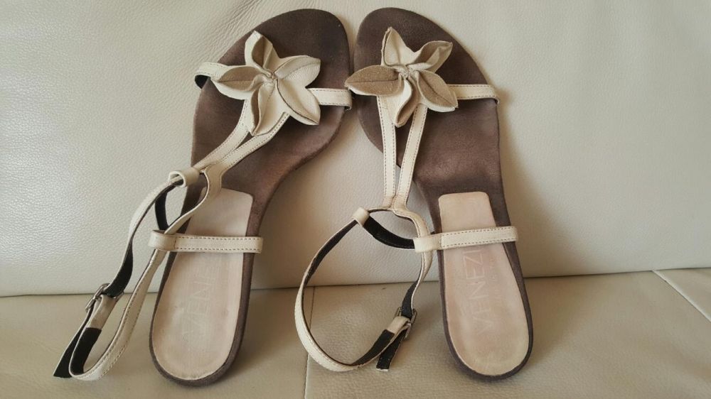 Sandały letnie skórzane białe Venezia r. 37 koturna.