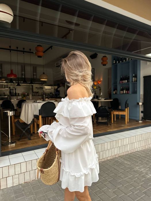 Тендітна біла сукня в стилі old money