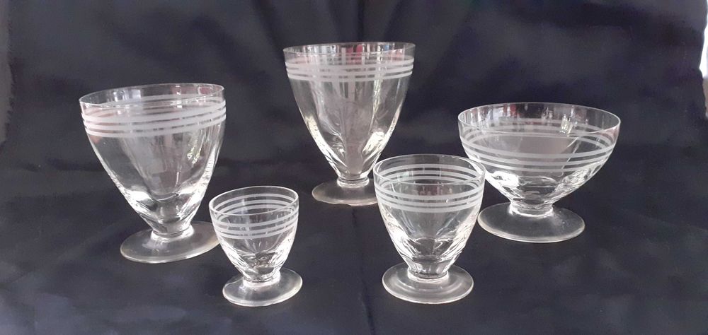 conjunto de copos e garrafas de vidro fino