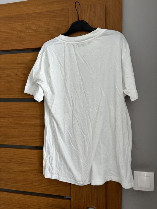 biała koszulka acne