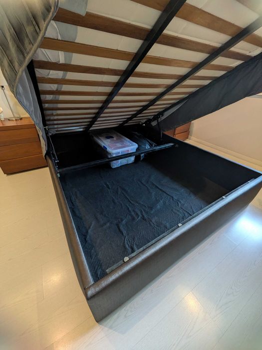 Cama de Casal com Arrumação (Sommier Elevatório) + Cabeceira Estofada – Excelente Estado