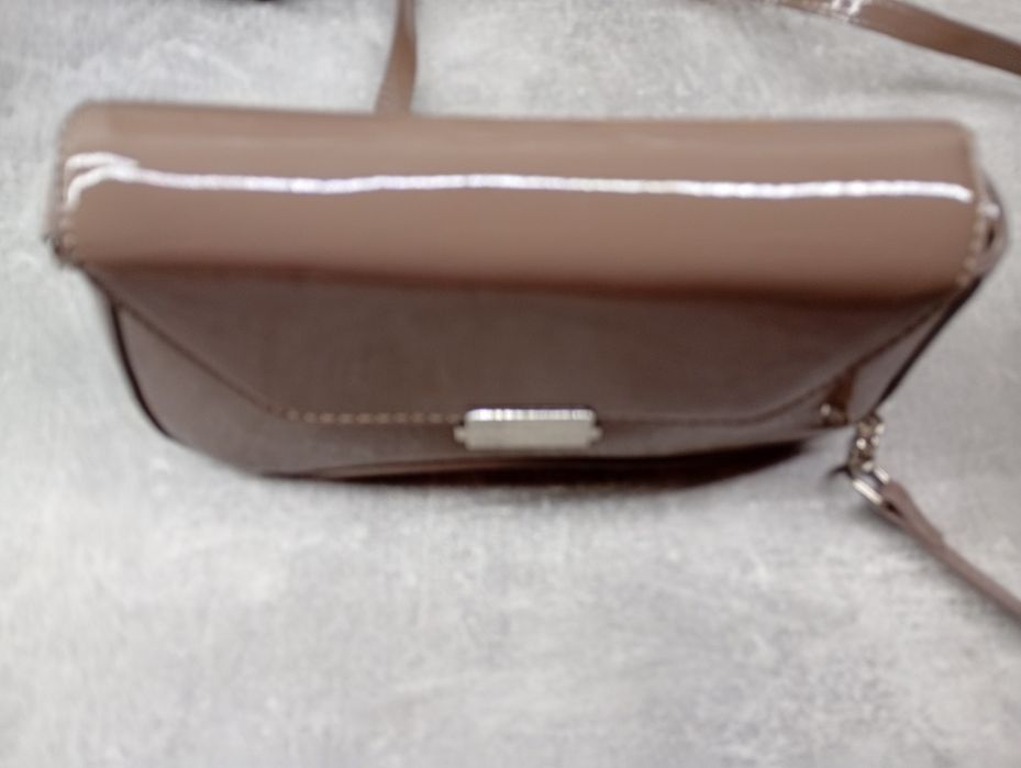 Torebka damska kopertówka lakierowana Reserved