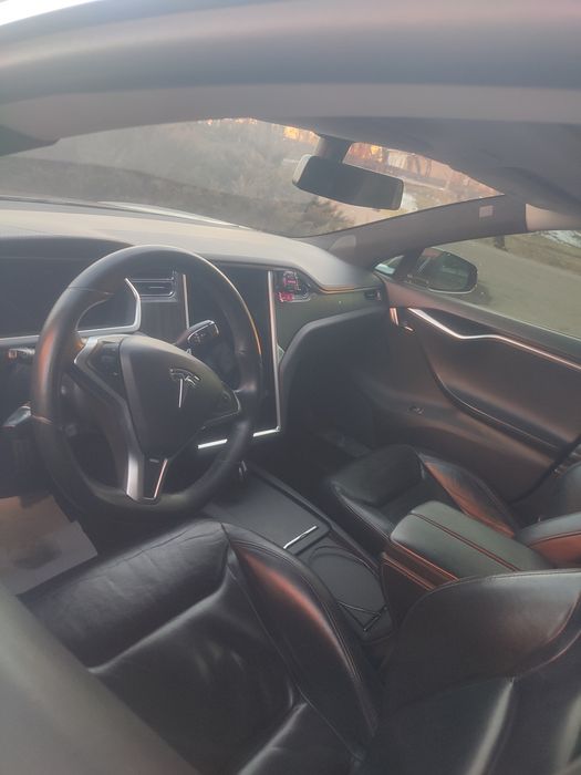 Tesla Model S 400к.с
