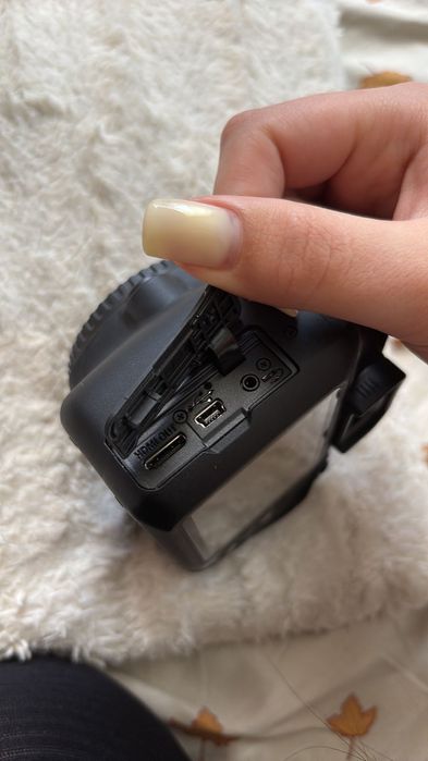 Фотоапарат Canon EOS 2000D