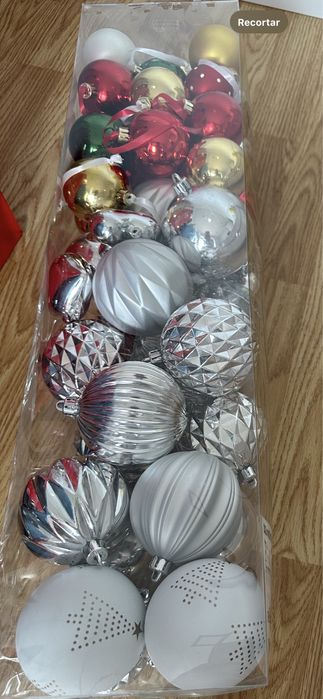 Bolas e pinhas para pinheiro natal