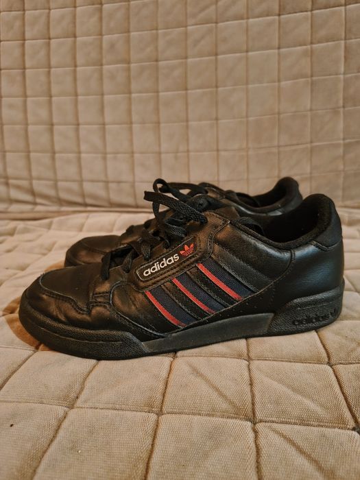 Buty Adidas dostawa gratis - czarne sneakersy Continental 80 Stripes J