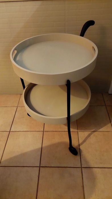 Mesa de apoio com rodas