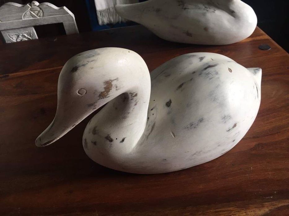 Pato em madeira decapé branco