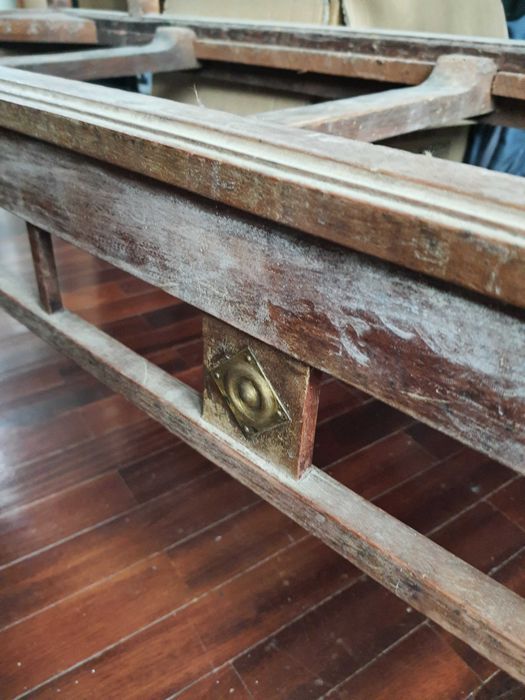 Canapé em madeira com decorações de latão