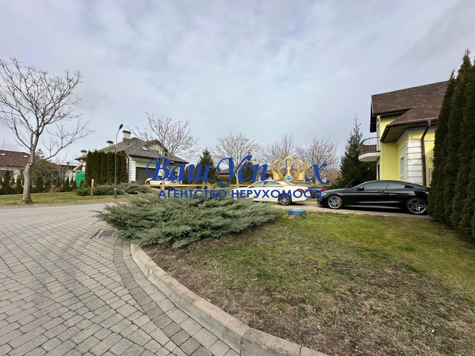 Продажа современного  дома с выходом на озеро. В городке.