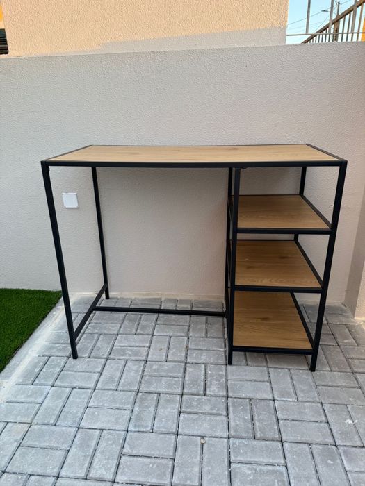 Mesa de cozinha nova com 3 prateleiras