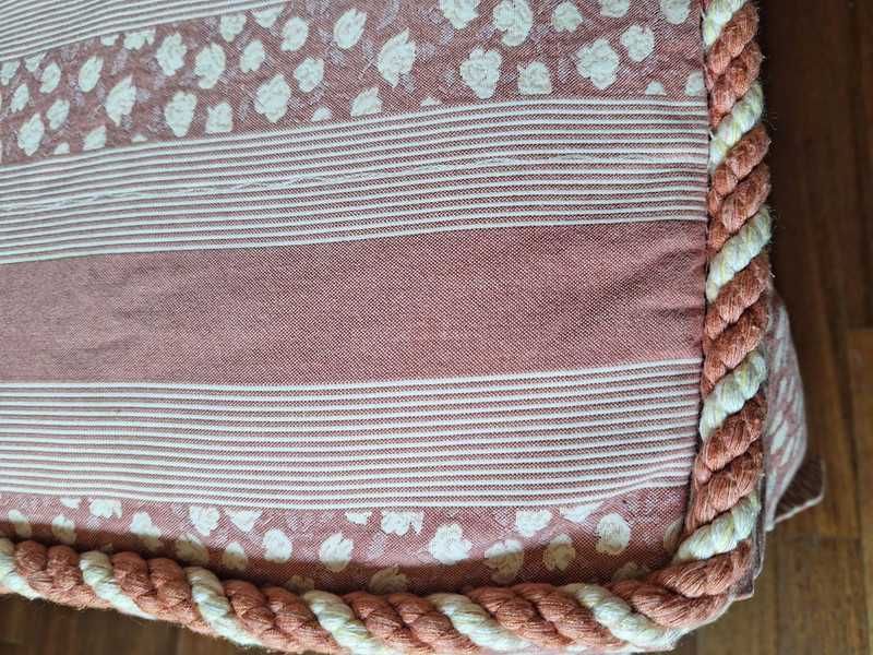 Colcha com 1 travesseiro e 3 travesseiras