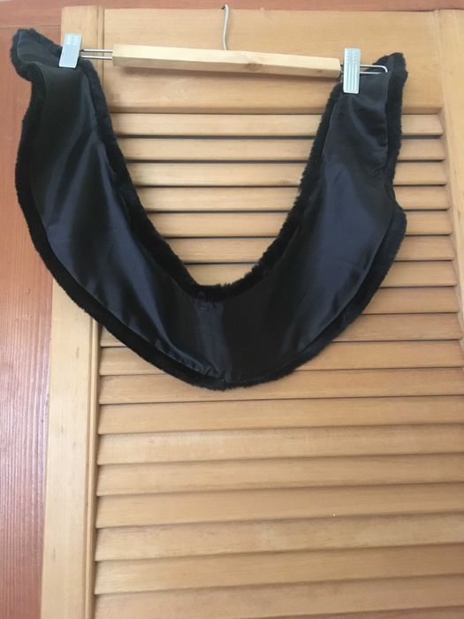 Golas de pelo sintético, da Zara em preto e azul claro