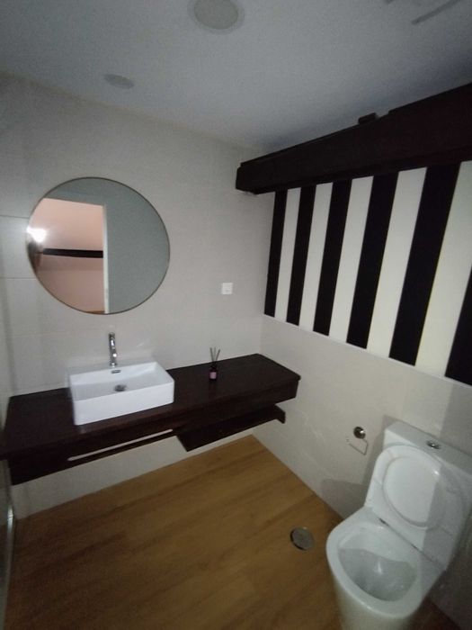 Arrenda-se T4 duplex, novo, em construção moderna. Elegante, confortável e espaçoso.
