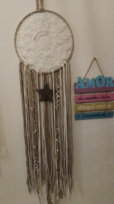 Caça-sonhos em creme e branco com altura de 1.35cm
