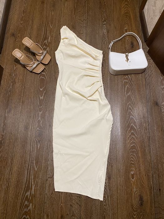 Асиметрична сукня на одне плече з оброками і розрізом фірми shein xs