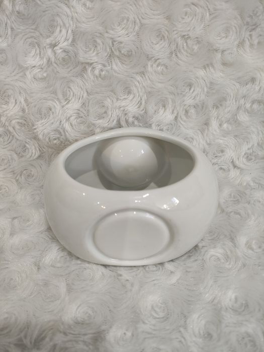Biały ceramiczny kominek zapachowy do olejków i wosków