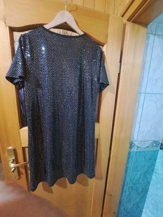 Sukienka czarna z cekinami krotki rękaw