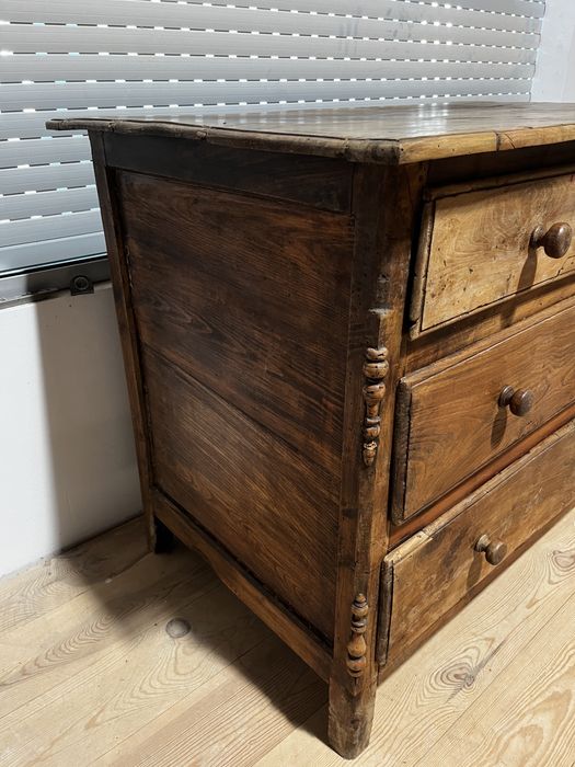 Comoda centenaria em madeira de castanho