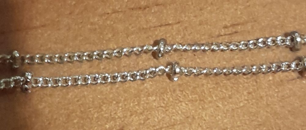 Colar prateado com flor