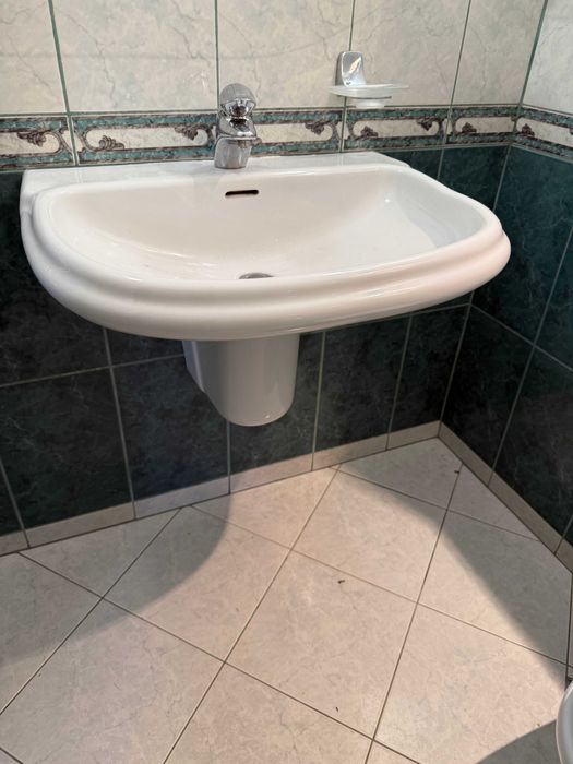 Umywalka ścienna Roca 70 cm