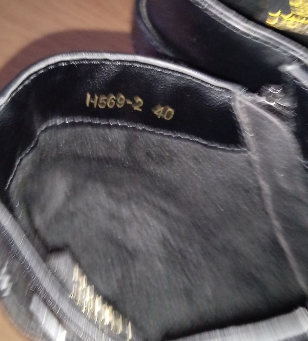 Продам ботильйони на каблуку,в ідеальному стані,40 розмір