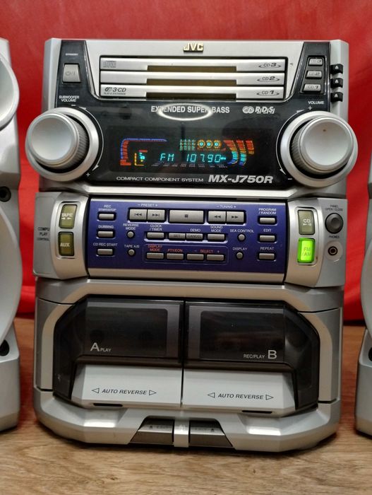 Дуже потужний муз центр JVC 700 Вт ( Блютуз - AUX ) Сбоку сабвуфери