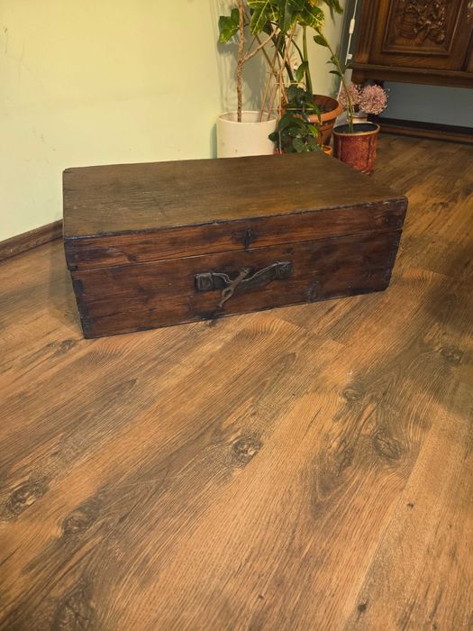 Sprzedam walizkę drewnianą , dużą.