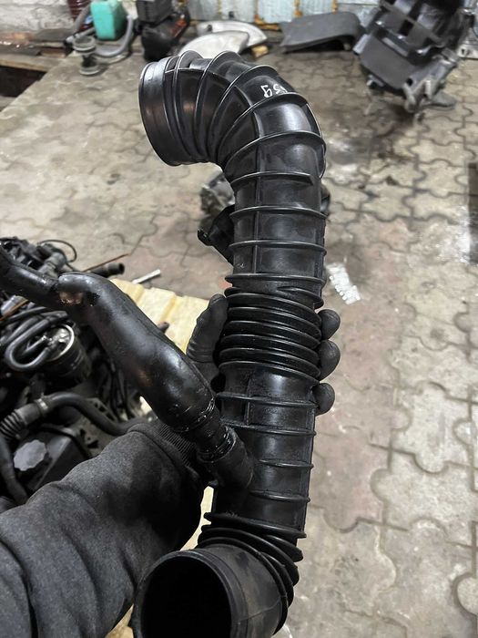 Патрубок з турбіни до корпусу фільтра Mercedes Vito 639 OM646