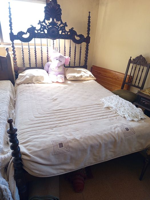 Cama de solteiro e outra de casado  com estrado e colchão (possível en