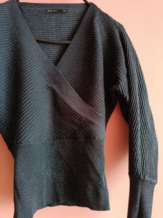 Granatowy sweter ze srebrną nitką Mohito XXS