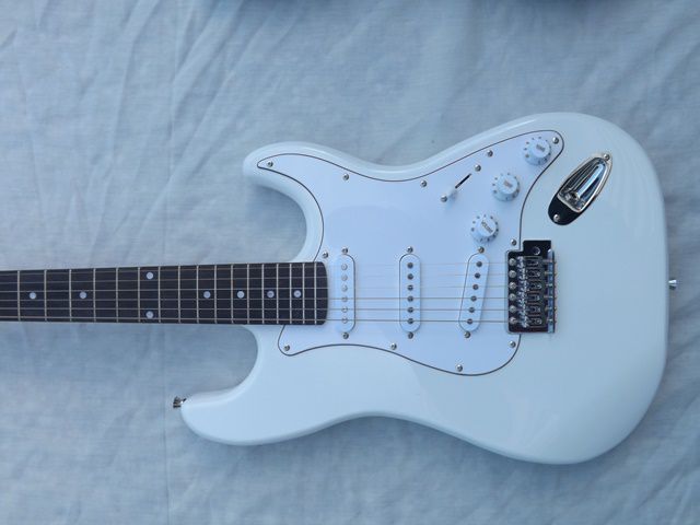 Guitarra eletrica preta ou branca
