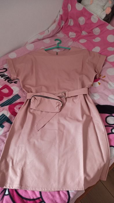 Sukienka z ekoskóry z nerką na pasku pudrowy róż 34/36