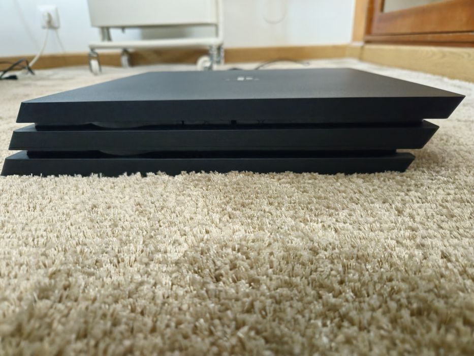 PS4 Pro + 2 comandos + volante + 3 jogos