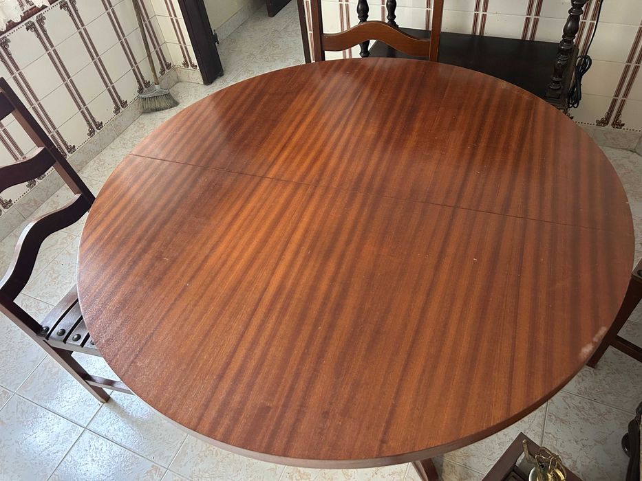Conjunto mesa e cadeiras