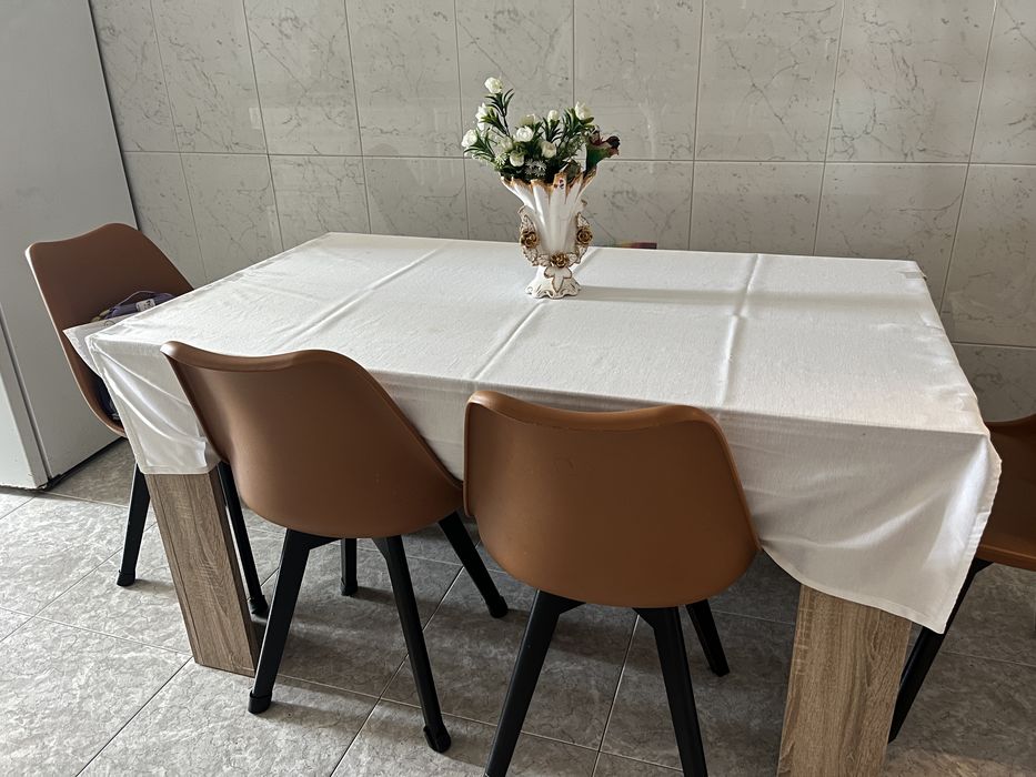 Mesa de cozinha com bancos em madeira e 4 cadeiras com estofados
