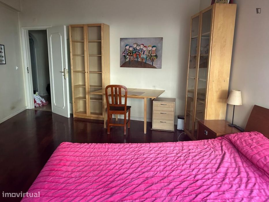 Quarto - localizado em Algés Lisbon