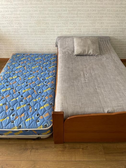 Cama com dois estratos e colchões incluídos64551602565889124