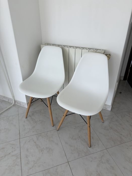 Cadeira de jantar em polipropileno branco com pernas de madeira (3 unid)