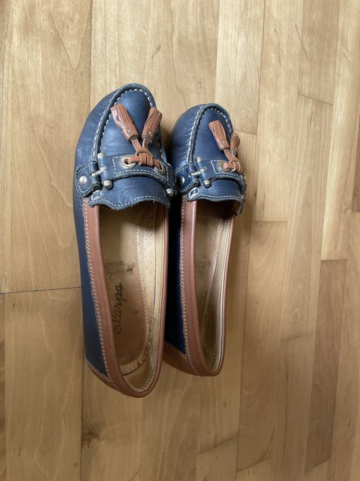 Mocassins azuis e bejes em pele